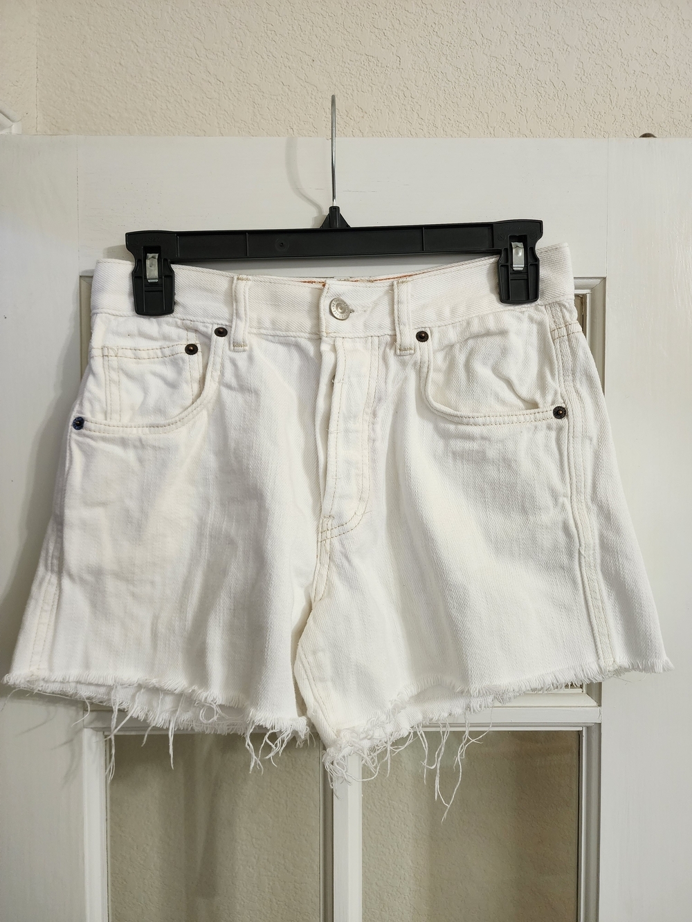 We The Free White Denim Cutoff Shorts Button Fly Raw Hem Size 26 FLAW READ